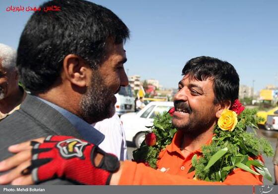 ورود جانبازان دوچرخه سوار حامل پرچم حرم حضرت ابوالفضل(ع) به مشهد