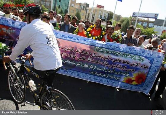 ورود جانبازان دوچرخه سوار حامل پرچم حرم حضرت ابوالفضل(ع) به مشهد