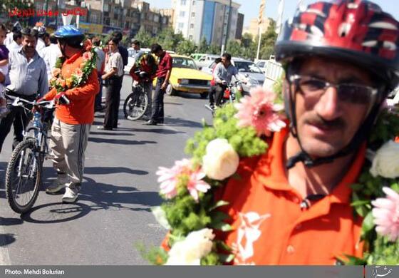 ورود جانبازان دوچرخه سوار حامل پرچم حرم حضرت ابوالفضل(ع) به مشهد