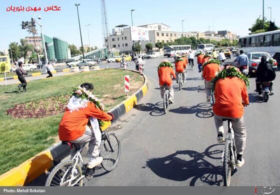 ورود جانبازان دوچرخه سوار حامل پرچم حرم حضرت ابوالفضل(ع) به مشهد