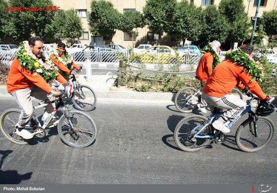 ورود جانبازان دوچرخه سوار حامل پرچم حرم حضرت ابوالفضل(ع) به مشهد