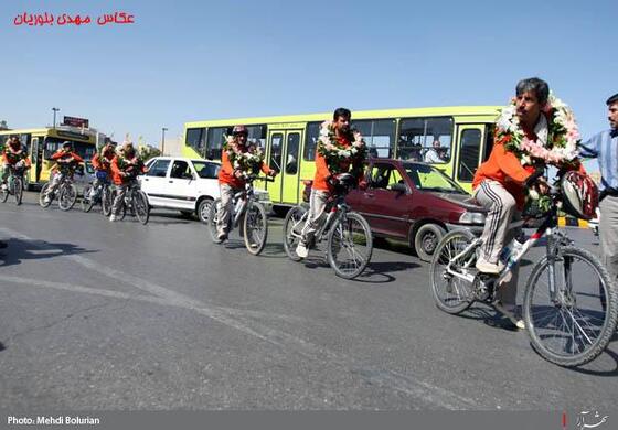 ورود جانبازان دوچرخه سوار حامل پرچم حرم حضرت ابوالفضل(ع) به مشهد