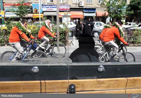 ورود جانبازان دوچرخه سوار حامل پرچم حرم حضرت ابوالفضل(ع) به مشهد