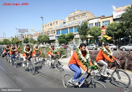 ورود جانبازان دوچرخه سوار حامل پرچم حرم حضرت ابوالفضل(ع) به مشهد