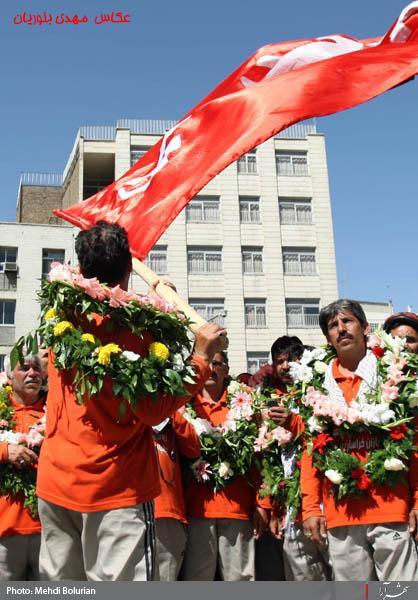 ورود جانبازان دوچرخه سوار حامل پرچم حرم حضرت ابوالفضل(ع) به مشهد