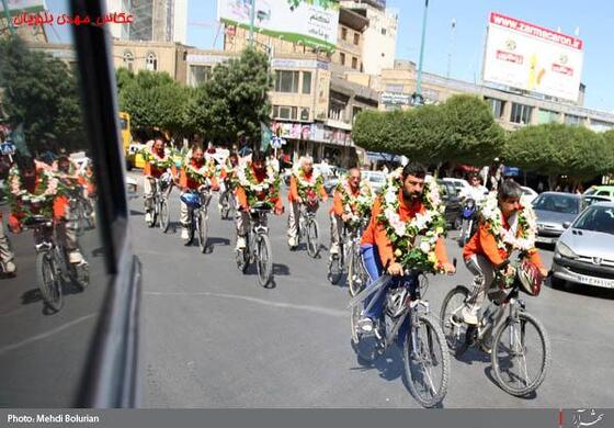 ورود جانبازان دوچرخه سوار حامل پرچم حرم حضرت ابوالفضل(ع) به مشهد
