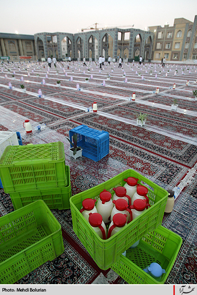 اطعام زائران بارگاه قدسی حضرت رضا(ع)  