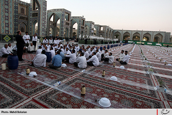 اطعام زائران بارگاه قدسی حضرت رضا(ع)  