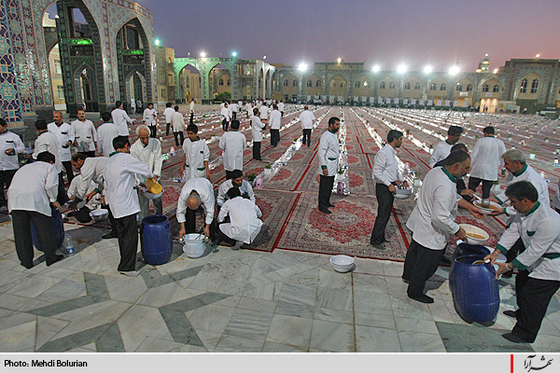 اطعام زائران بارگاه قدسی حضرت رضا(ع)  