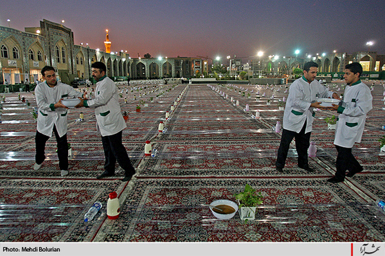 اطعام زائران بارگاه قدسی حضرت رضا(ع)  