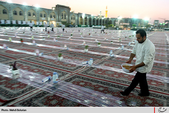 اطعام زائران بارگاه قدسی حضرت رضا(ع)  