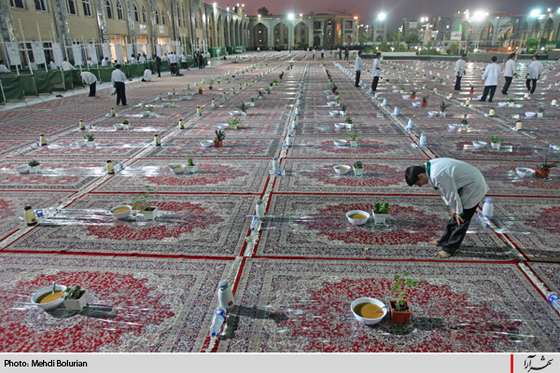 اطعام زائران بارگاه قدسی حضرت رضا(ع)  