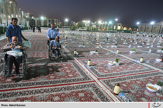 اطعام زائران بارگاه قدسی حضرت رضا(ع)  