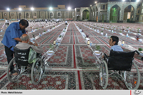 اطعام زائران بارگاه قدسی حضرت رضا(ع)  
