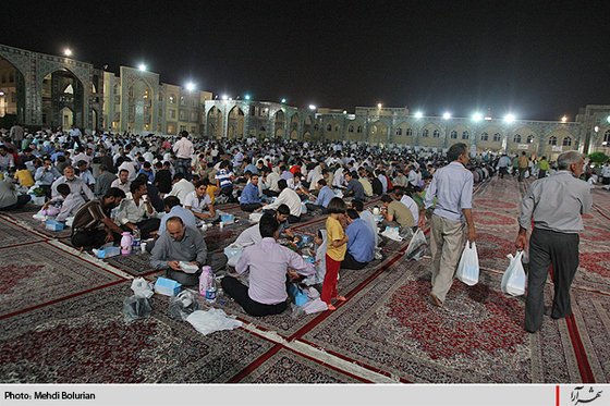 اطعام زائران بارگاه قدسی حضرت رضا(ع)  