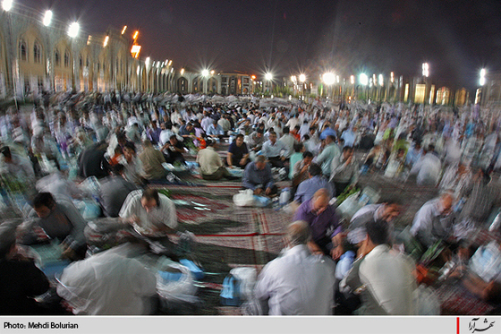 اطعام زائران بارگاه قدسی حضرت رضا(ع)  