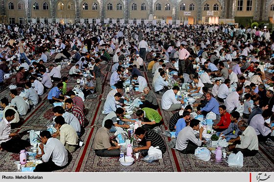 اطعام زائران بارگاه قدسی حضرت رضا(ع)  