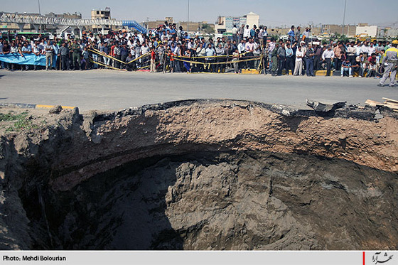 ريزش قسمتي از آسفالت در بلوار ابوطالب مشهد