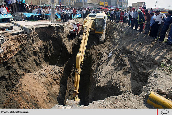 ريزش قسمتي از آسفالت در بلوار ابوطالب مشهد