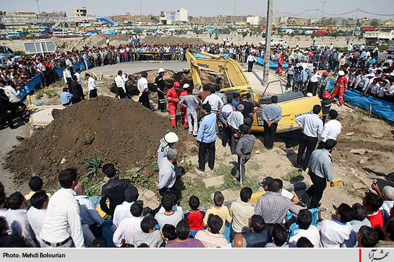 ريزش قسمتي از آسفالت در بلوار ابوطالب مشهد