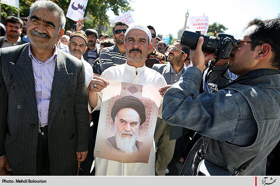 راهپيمايي مردم مشهد در اعتراض به هتك حرمت قرآن كريم-2