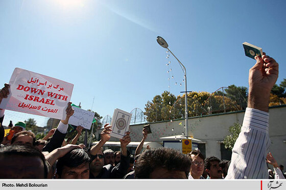 راهپيمايي مردم مشهد در اعتراض به هتك حرمت قرآن كريم-2