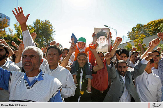 راهپيمايي مردم مشهد در اعتراض به هتك حرمت قرآن كريم-2