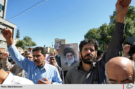 راهپيمايي مردم مشهد در اعتراض به هتك حرمت قرآن كريم-1