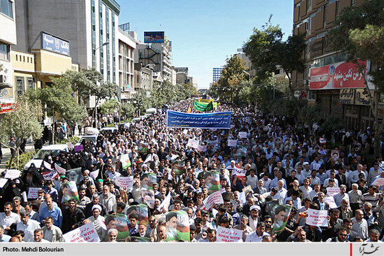 راهپيمايي مردم مشهد در اعتراض به هتك حرمت قرآن كريم-1