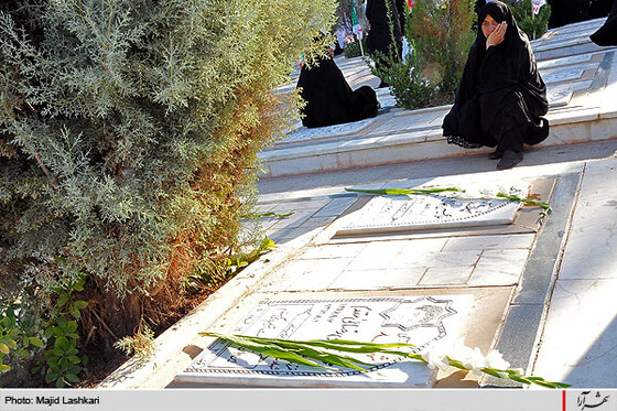 گلباران مزار شهدا در هفته دفاع مقدس 
