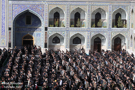 گزارش خبري/ نماز ظهر عاشورا در حرم رضوي