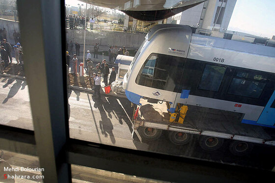 ورود اولين محموله واگن هاي قطار شهري به مشهد