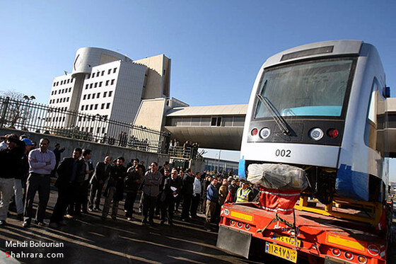 ورود اولين محموله واگن هاي قطار شهري به مشهد