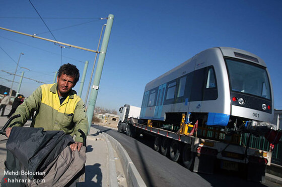 ورود اولين محموله واگن هاي قطار شهري به مشهد