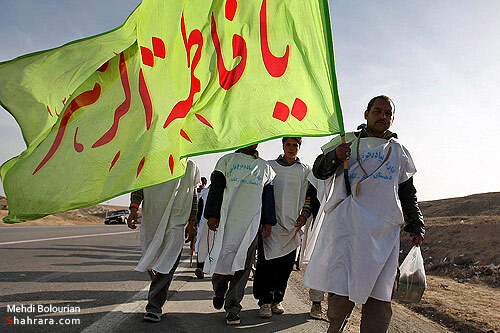  زائران پياده  امام رضا (ع) در راه مشهد