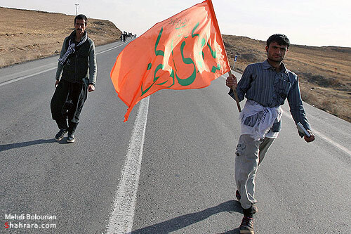  زائران پياده  امام رضا (ع) در راه مشهد