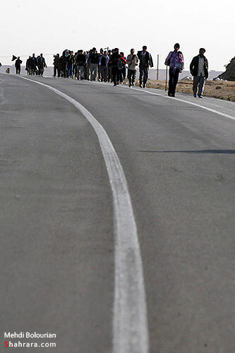  زائران پياده  امام رضا (ع) در راه مشهد