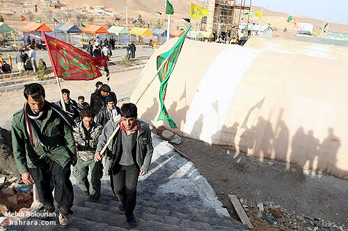  زائران پياده  امام رضا (ع) در راه مشهد