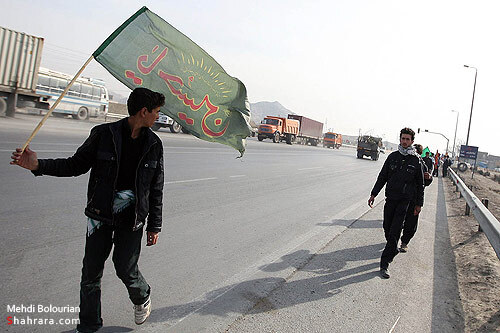  زائران پياده  امام رضا (ع) در راه مشهد