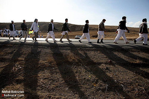  زائران پياده  امام رضا (ع) در راه مشهد