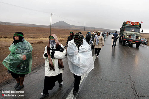  زائران پياده  امام رضا (ع) در راه مشهد