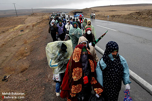  زائران پياده  امام رضا (ع) در راه مشهد