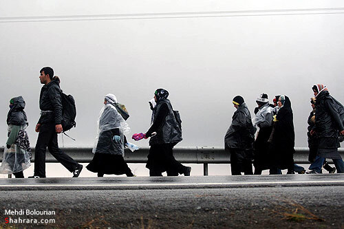  زائران پياده  امام رضا (ع) در راه مشهد