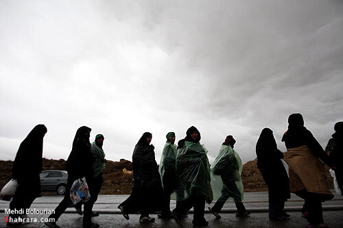  زائران پياده  امام رضا (ع) در راه مشهد