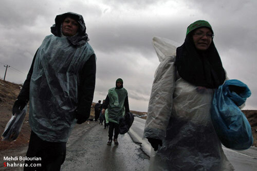  زائران پياده  امام رضا (ع) در راه مشهد