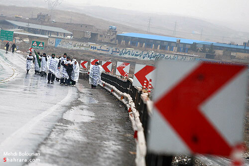  زائران پياده  امام رضا (ع) در راه مشهد