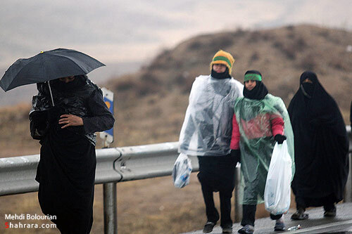  زائران پياده  امام رضا (ع) در راه مشهد