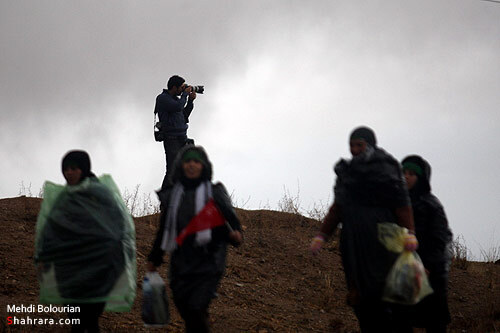  زائران پياده  امام رضا (ع) در راه مشهد