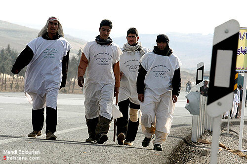  زائران پياده  امام رضا (ع) در راه مشهد