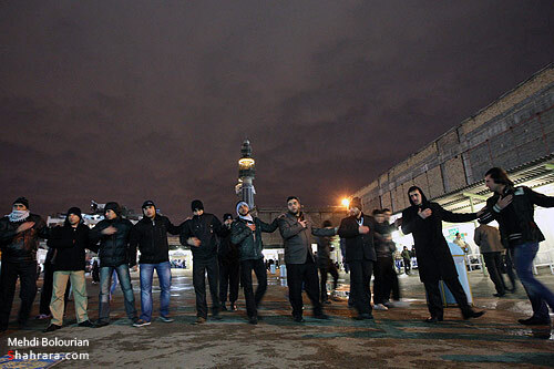 عزاداري مردم در شب شهادت امام رضا(ع)